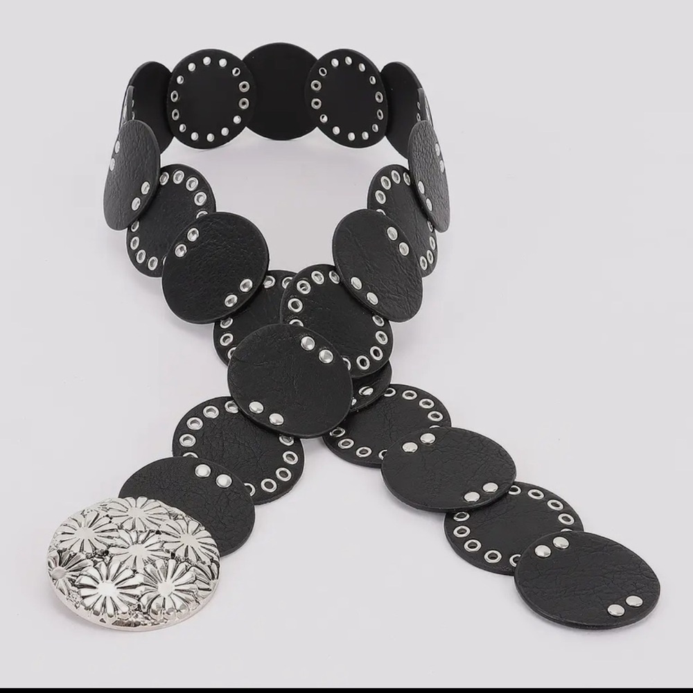 ShopEvelynne Black and Silver Floral Accent Belt - Picture 6 of 7